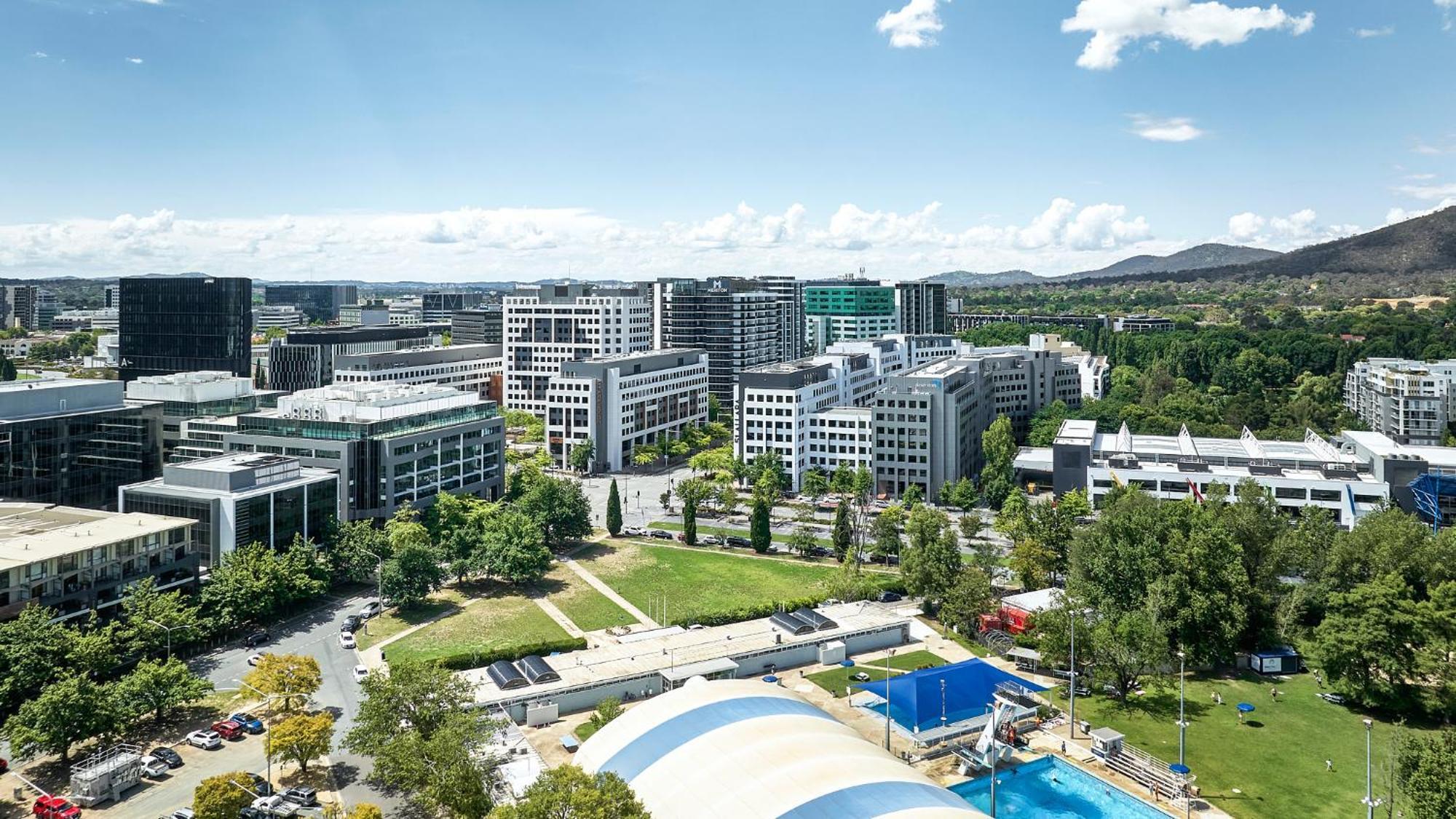 Meriton Suites Canberra Exterior foto Aerial view of the campus