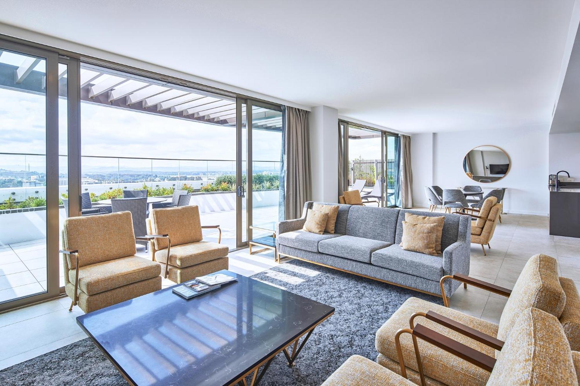 Meriton Suites Canberra Exterior foto The Penthouse