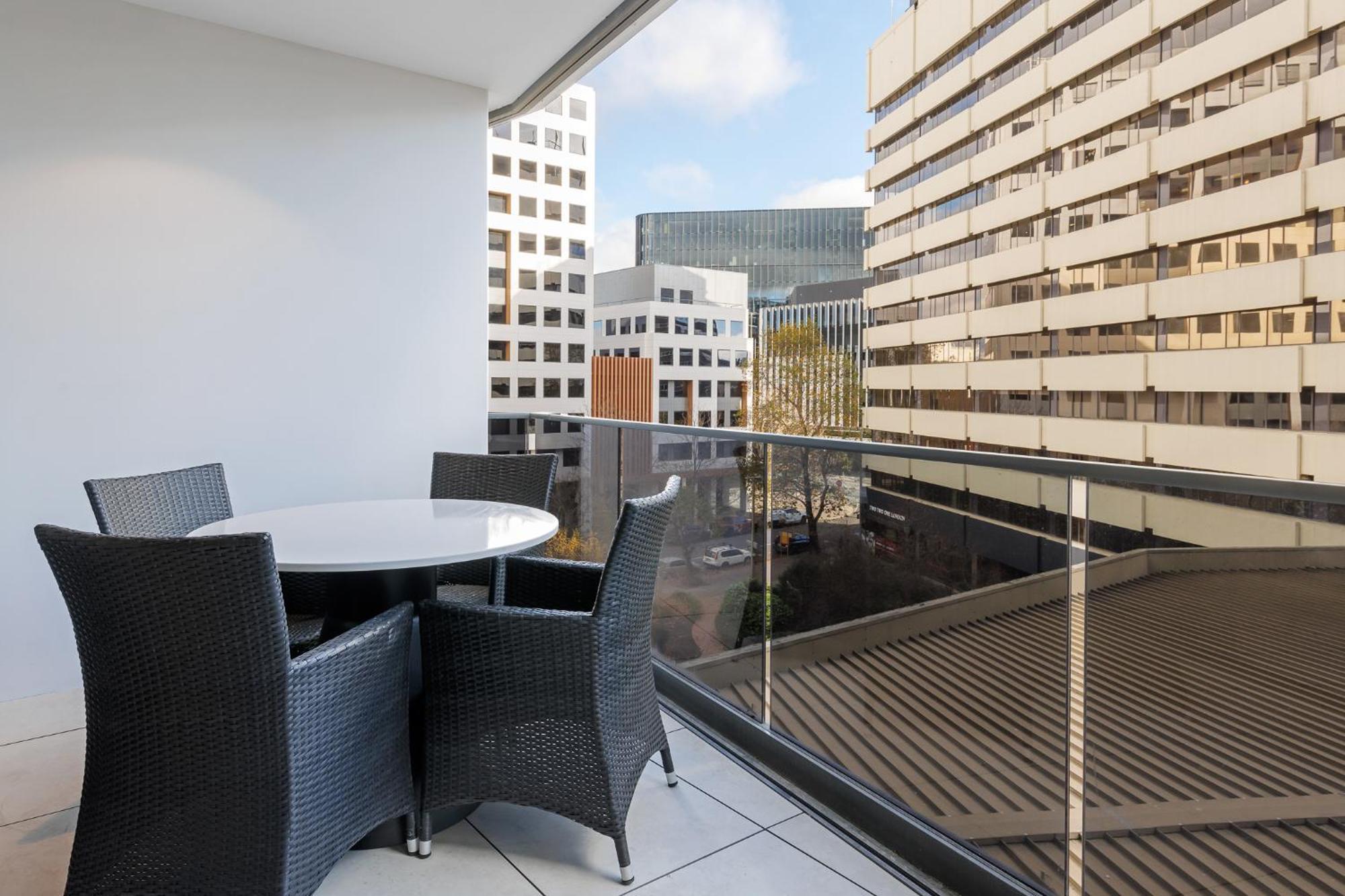 Meriton Suites Canberra Exterior foto A balcony