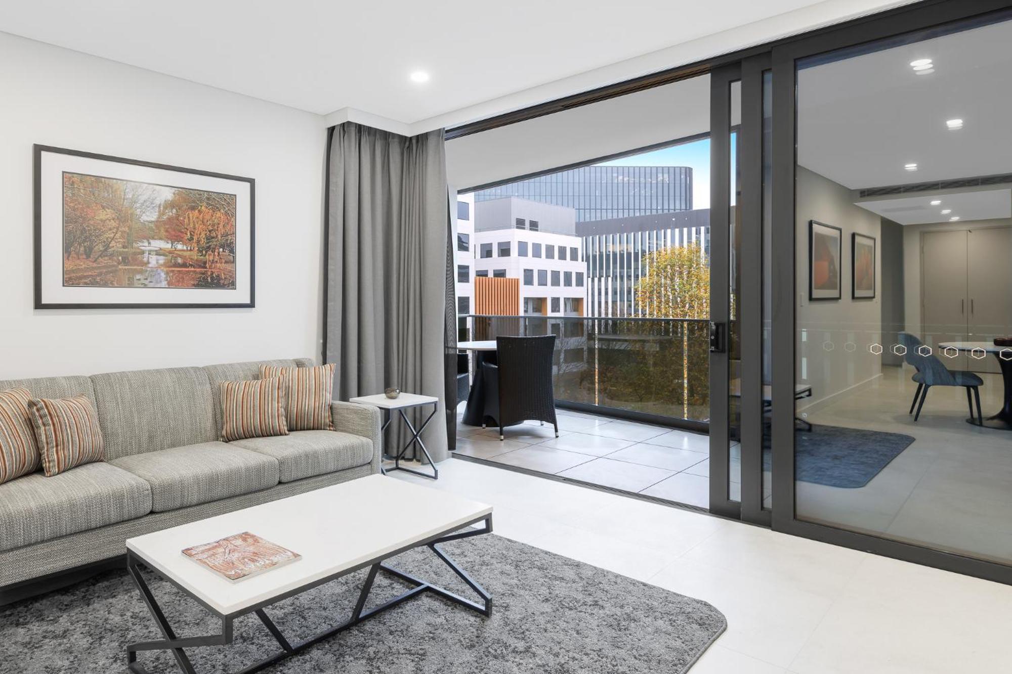 Meriton Suites Canberra Exterior foto The interior of a typical apartment