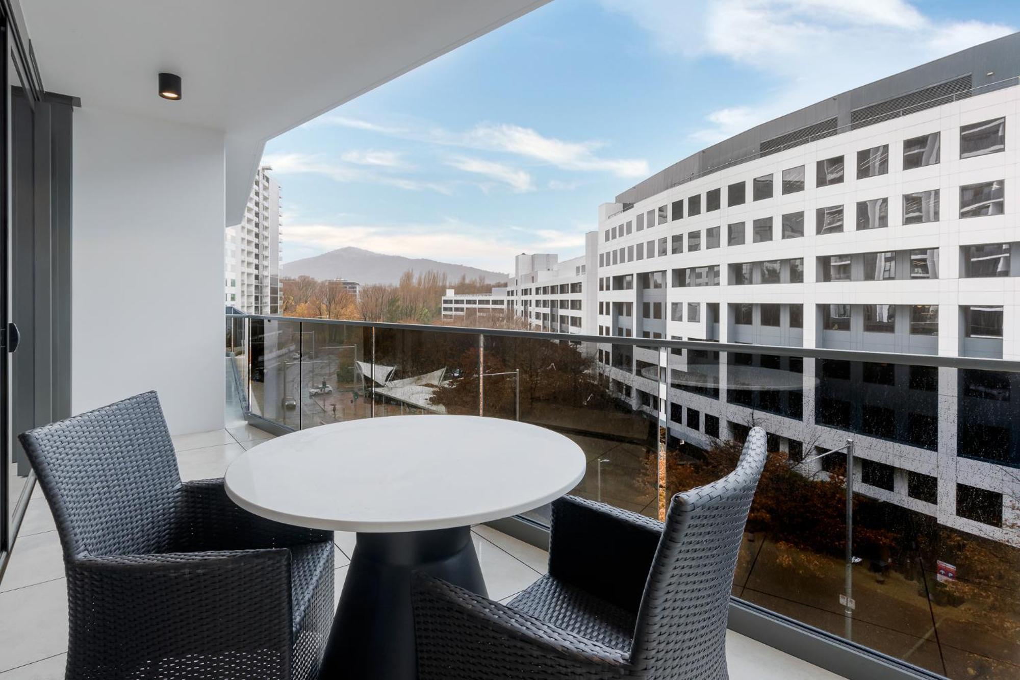 Meriton Suites Canberra Exterior foto Balcony